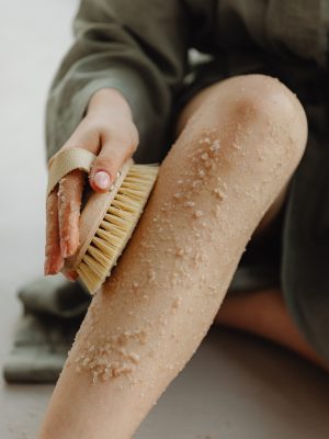 kaboompics_body-brushing-sea-salt-body-scrub-31979